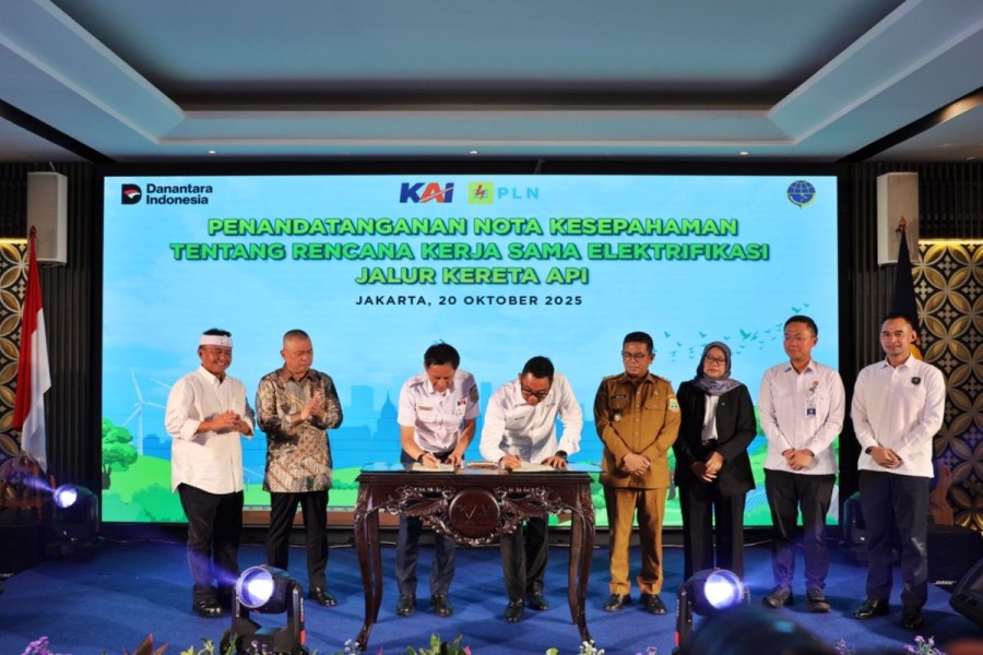 PLN dan KAI Kolaborasi Percepat Elektrifikasi Kereta Nasional Ramah Lingkungan