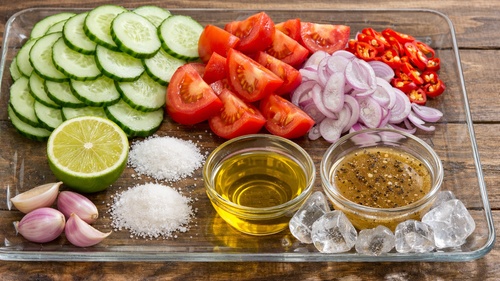 Resep Salad Mentimun Tomat Bawang Merah Segar Praktis Cocok Cuaca Panas