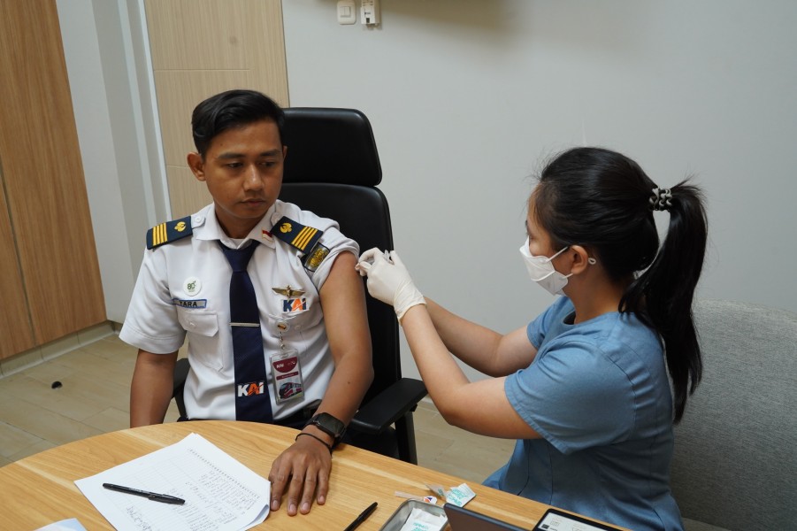 KAI Vaksinasi Petugas LRT Jabodebek Jelang Angkutan Nataru 2025/2026