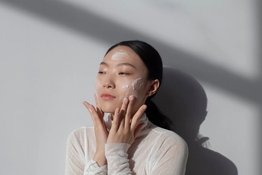 Kulit Sehat Bersinar Berkat Tren Glass Skin Korea