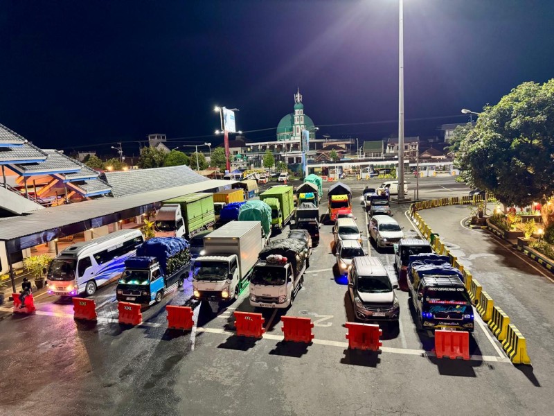 Antrean Truk Logistik Menumpuk di Pelabuhan Ketapang