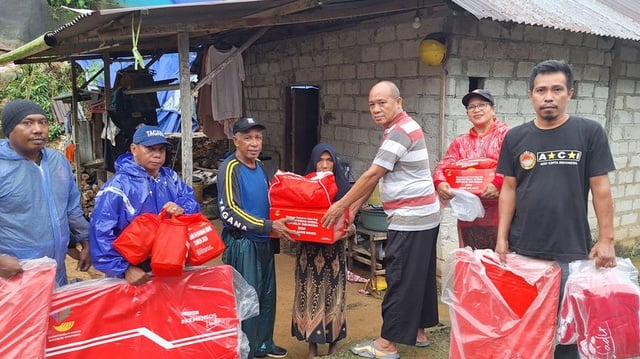 Kemensos Salurkan Bantuan Logistik untuk Korban Longsor di Purwakarta