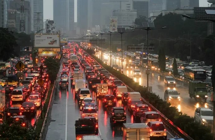 Hujan Guyur Jakarta, Kepadatan Kendaraan di Tol Dalam Kota