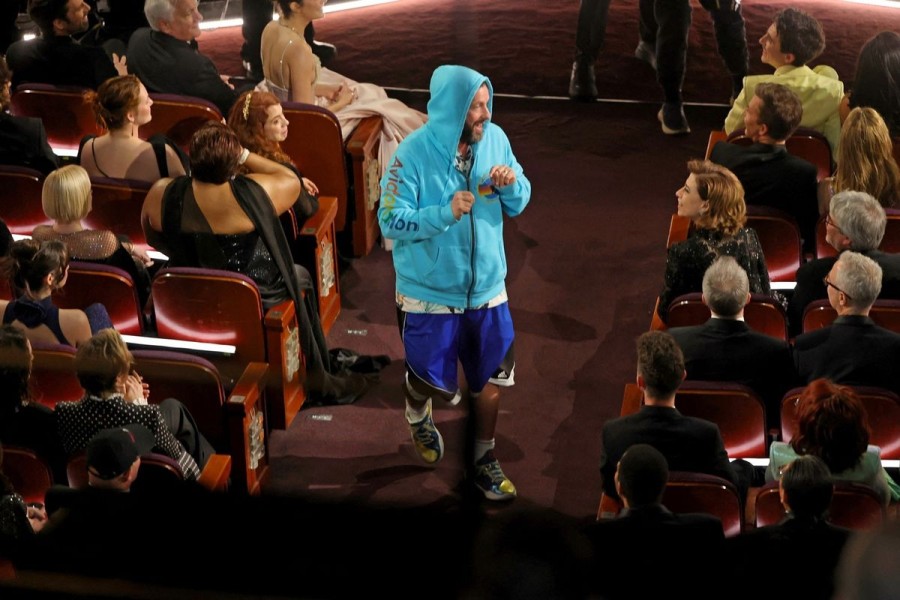 Adam Sandler Kenakan Hoodie dan Celana Basket di Oscar 2025: Sorotan Utama di Panggung Bergengsi Hollywood