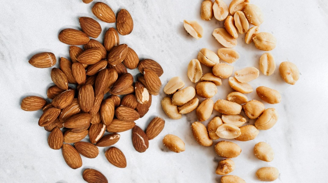 Kacang Tanah vs Almond: Mana Camilan Sehat Lebih Efektif Turunkan Berat Badan