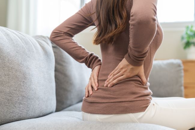 Tips Redakan Sakit Pinggang dengan Minum Air Rebusan Alami Setiap Hari