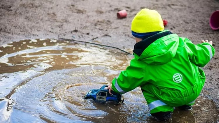 Bahaya Tersembunyi Air Genangan Hujan yang Mengancam Kesehatan Masyarakat