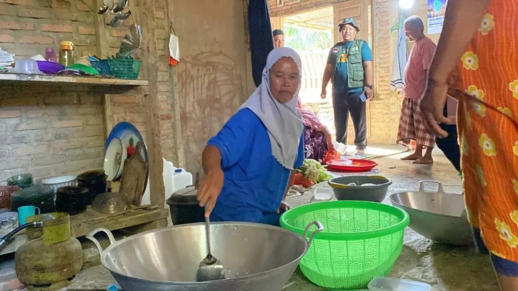 Solidaritas Warga Aceh Tamiang Siapkan Menu Buka Puasa Pascabencana Alam