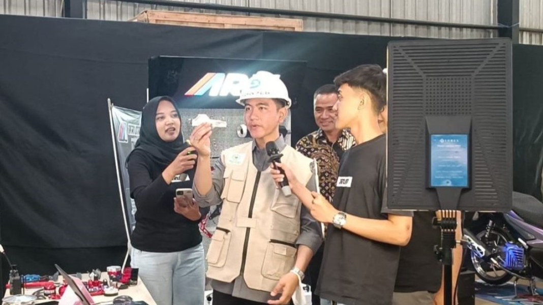 Wapres Gibran Coba Siaran Langsung TikTok Saat Kunjungi Pabrik Salatiga