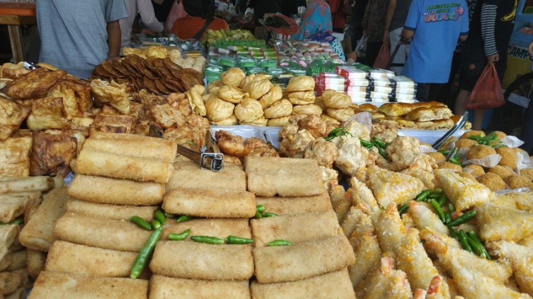 Menjelajah Pasar Bratang, Nikmati Jajanan dan Hidangan Khas