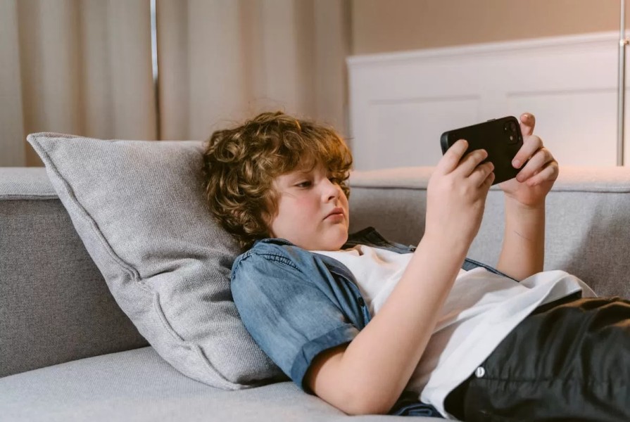 Dampak Gadget pada Dunia Anak dan Cara Mengatasinya