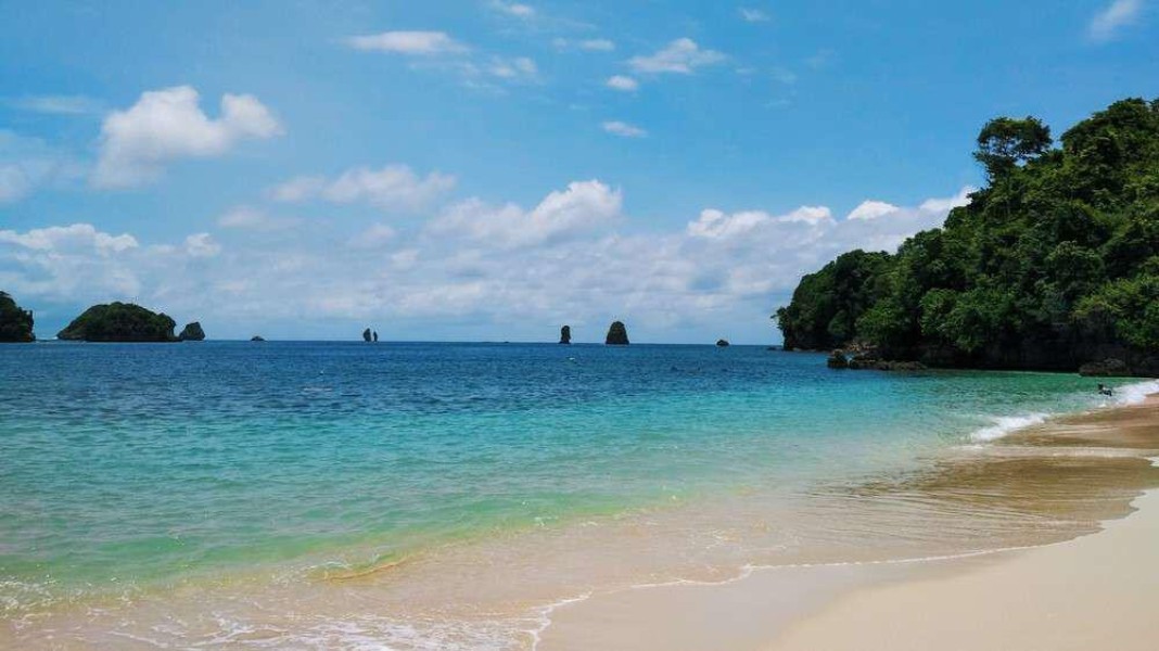 Wisata Pantai Tiga Warna, Keindahan Alam Eksotis Malang