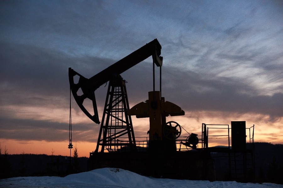 Harga Minyak Dunia Stagnan Usai Penurunan Bulanan Terbesar Sejak 2021, OPEC+ Diprediksi Akan Tambah Produksi dan Picu Kekhawatiran Pasokan Berlebih