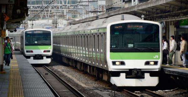 Gerombolan Turis Memasuki Rel, Masinis Hentikan Kereta di Kyoto: Tantangan Kelebihan Wisatawan di Ibu Kota Kebudayaan Jepang