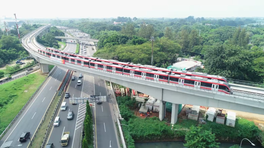 Edukasi Transportasi Publik LRT Bentuk Karakter Disiplin Santri