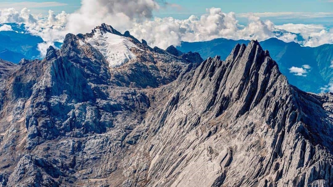 10 Gunung Tertinggi di Indonesia yang Wajib Kamu Daki