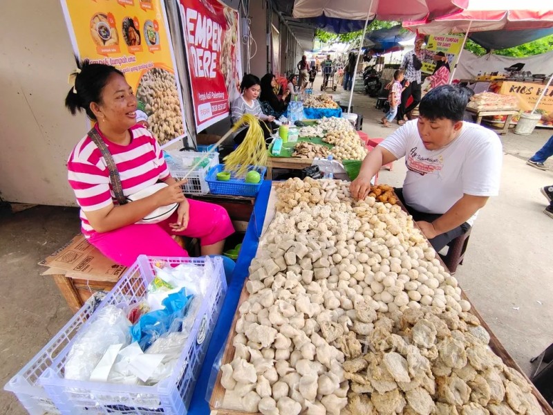 Kuliner Pempek Tumpah, Ikon Lezat Pasar 16 Ilir
