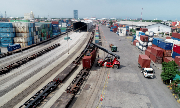 PT Kereta Api Indonesia Daop 8 Surabaya Catatkan Kinerja Positif Angkutan Barang Logistik di Bulan April 2025