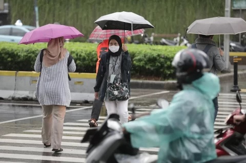 BMKG : Prakiraan Cuaca Jakarta Besok Hujan Ringan Hingga Sedang Sore Malam Hari