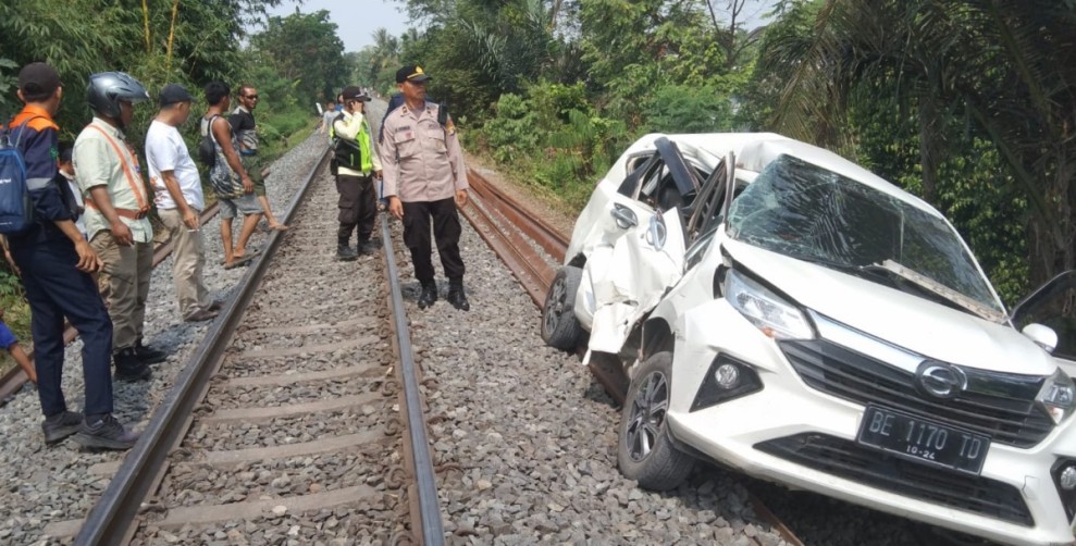 Kecelakaan Tragis: Kereta Api Tabrak Ambulans di Kediri, Satu Nyawa Melayang