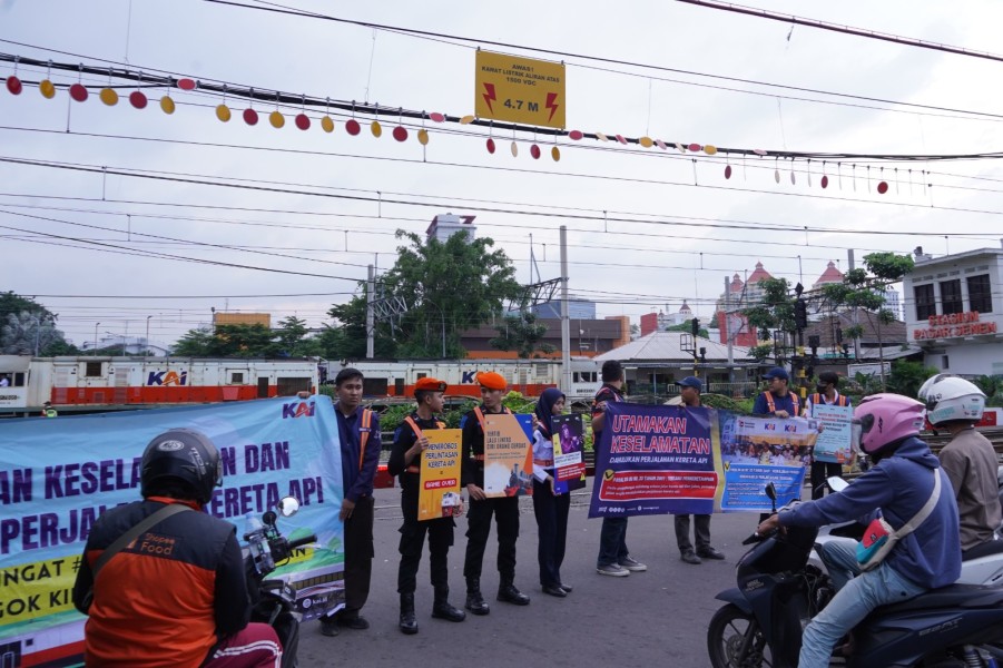 Selama Mudik Lebaran, KAI Properti Bersama KAI Daop 1 Edukasi Keselamatan di Perlintasan
