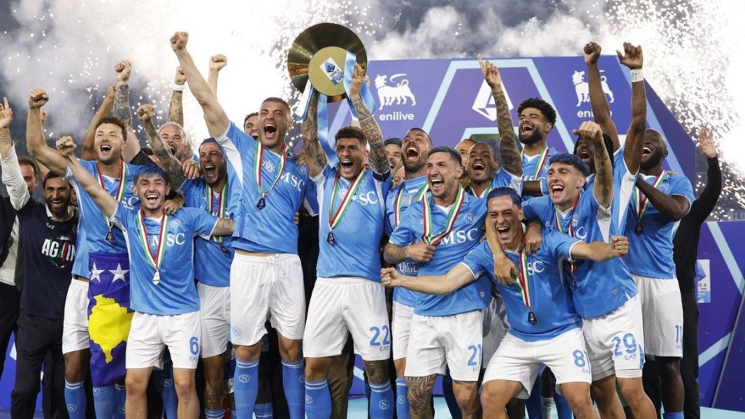 Napoli Raih Gelar Ganda Scudetto dan Piala Super Italia
