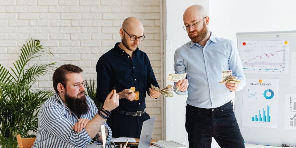 Perusahaan Pialang Adalah: Pengertian, Tugas, dan Jenis-Jenisnya