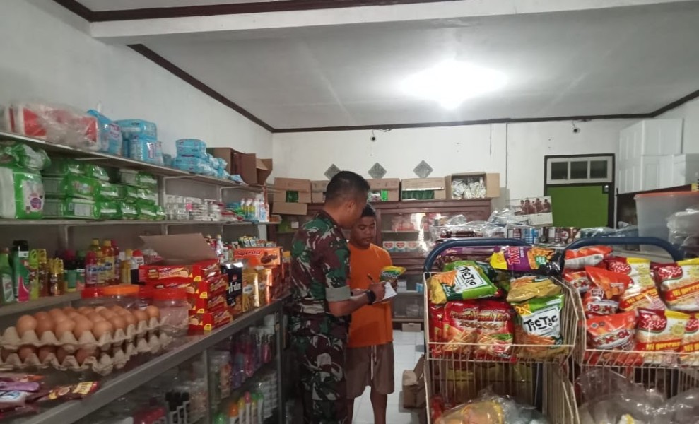 Babinsa Koramil 08 KM Pantau Harga Sembako di Toko Sembako Desa Petapahan