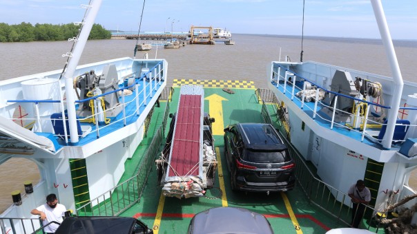 Antrean Panjang Pelabuhan Penyeberangan Ro-Ro Air Putih Bengkalis Menjelang Ramadan