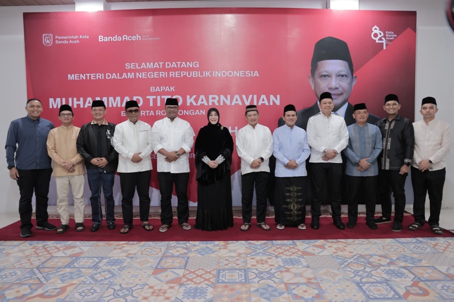 Mendagri Salurkan 500 Al-Qur'an Saat Sahur Di Banda Aceh Tahun 2026