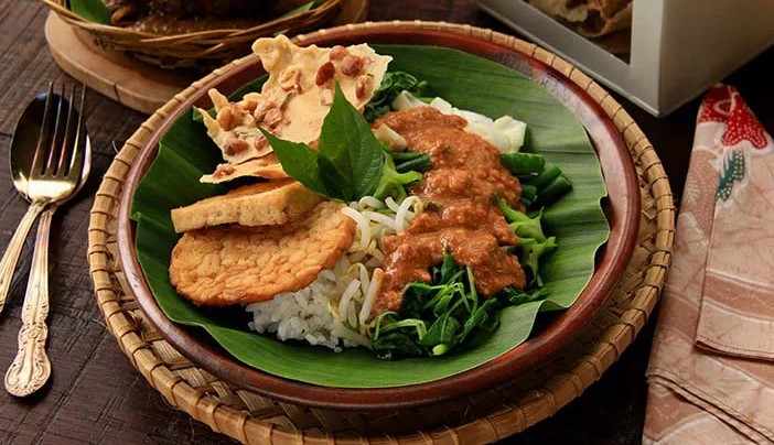 Rekomendasi 10 Tempat Makan Dekat Stasiun Madiun dengan Rasa Autentik