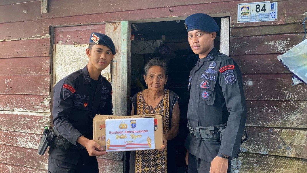 Wujud Kepedulian Polri, Brimob Polda Kaltim Rutin Bagikan Sembako di Balikpapan Setiap Jumat