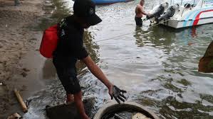 Limbah Oli Cemari Pantai Bangsring, Banyuwangi: Warga Curiga Sumber dari Kapal Laut