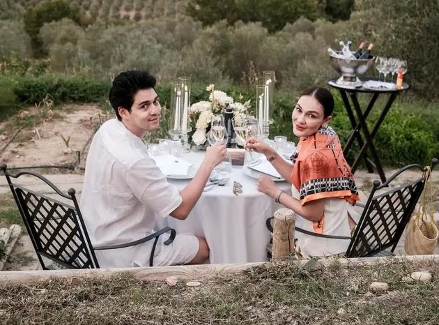 Gaya Liburan Elegan Luna Maya di Italia Gaya Liburan Elegan Luna Maya di Italia