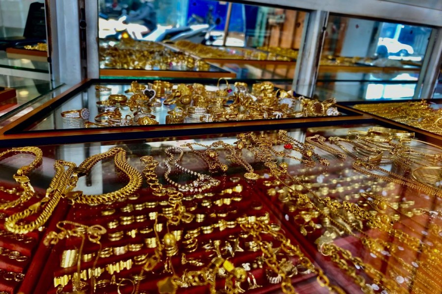 Daftar Harga Emas Perhiasan Tetap Stabil Meski Tertekan di Awal Pekan