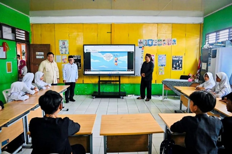 Prabowo Resmikan Program Smartboard, Siswa Indonesia Kini Belajar Lebih Interaktif