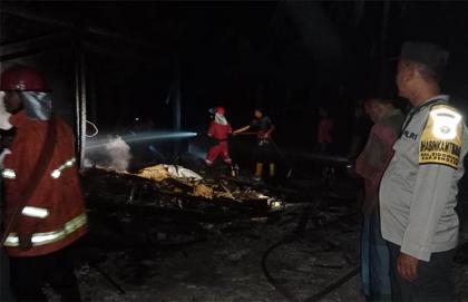 Tragedi Tengah Malam, Tabung Gas Isi Ulang Korek Api Meledak, Rumah di Kulon Progo Ludes Terbakar