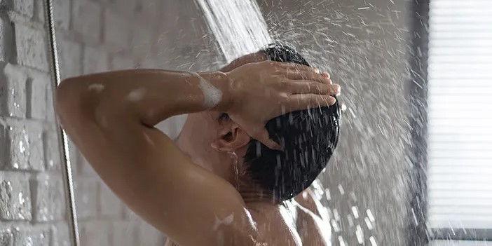 Mandi Malam Hari: Apakah Memang Berbahaya Untuk Kesehatan?