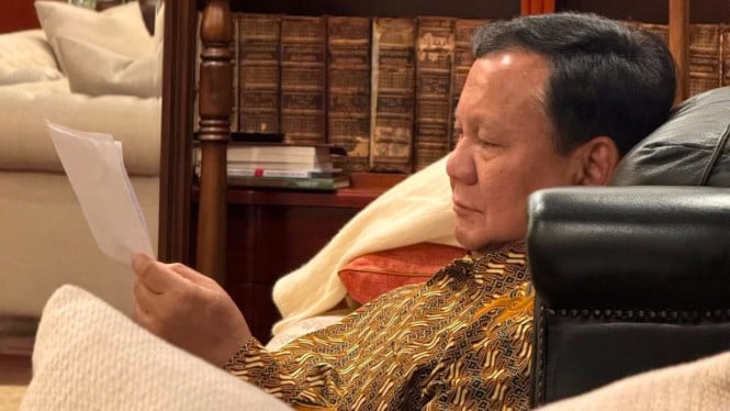 Prabowo Subianto Tersentuh Baca Surat Siswi Sekolah Rakyat
