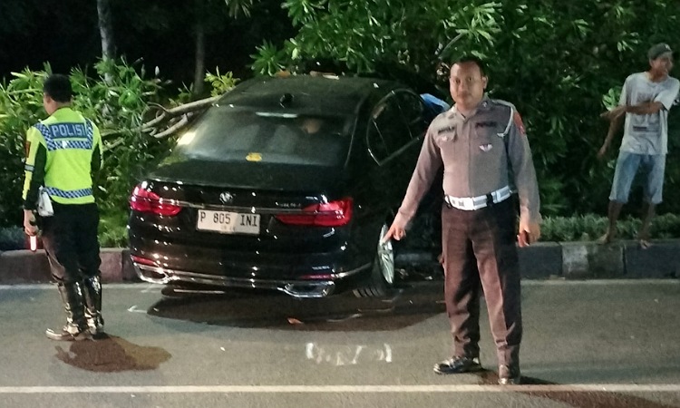 Mobil BMW Terjun dari Ujung Tol  di Gresik, Diduga Terlalu Fokus Ikuti Google Maps