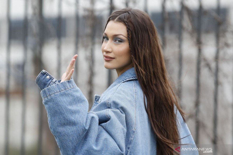 Bella Hadid Tampil Memukau dengan 7 Gaya Ikonik VSFS 2025