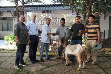 PT Kereta Api Indonesia Daop 4 Semarang Salurkan Ratusan Paket Daging Kurban dalam Rangka Iduladha 1446 H