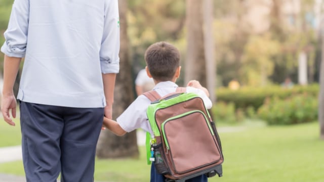 7 Alasan Ilmiah Ayah Wajib Hadir di Hari Pertama Sekolah Anak