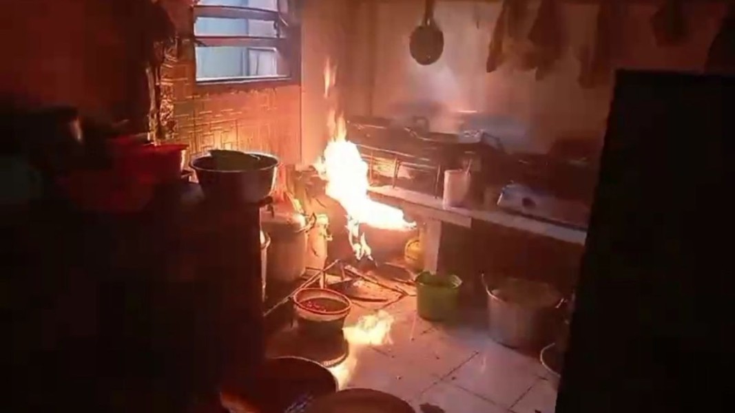 Warung Bakso di Tabanan Terbakar Hebat Akibat Kebocoran Selang Gas, Kerugian Capai Rp15 Juta