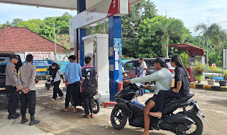 Polsek Jereweh Gelar Patroli Rutin di SPBU untuk Jaminkan Ketersediaan BBM Selama Libur Panjang