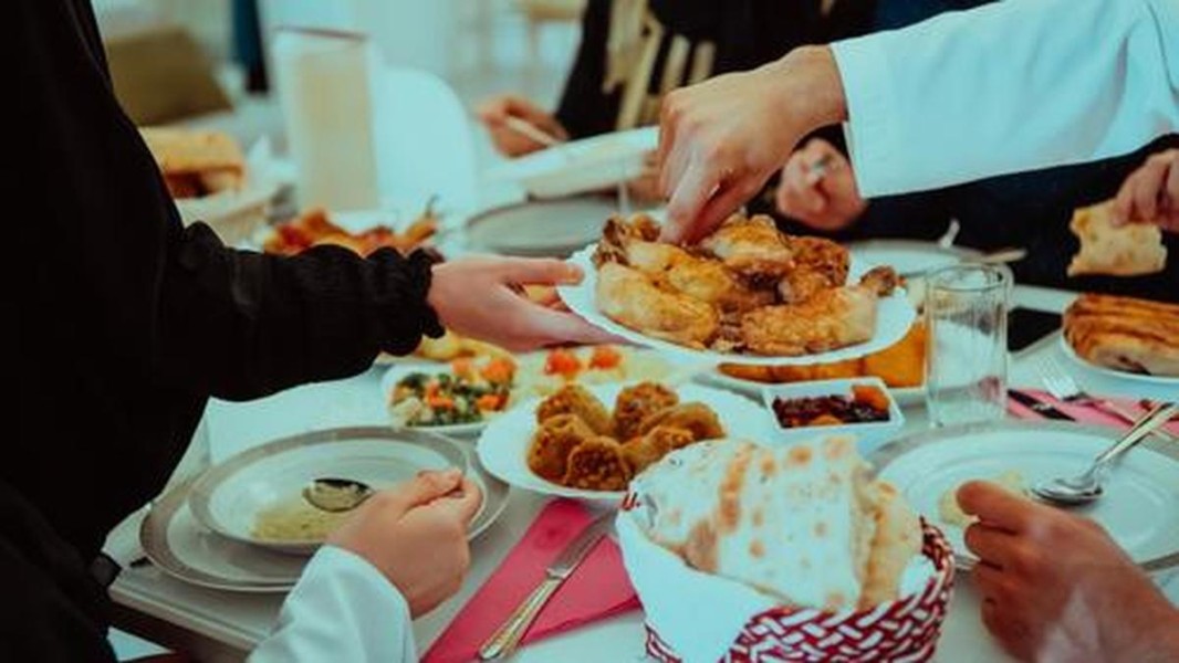 Jangan Asal Kenyang Saat Puasa, Ini Cara Sahur dan Berbuka Agar Energi Tahan Lama