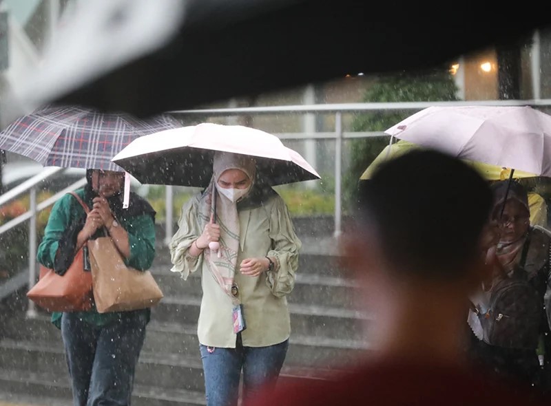 Prakiraan Cuaca Jakarta Rabu 12 November 2025: Hujan Ringan Siang Hingga Malam