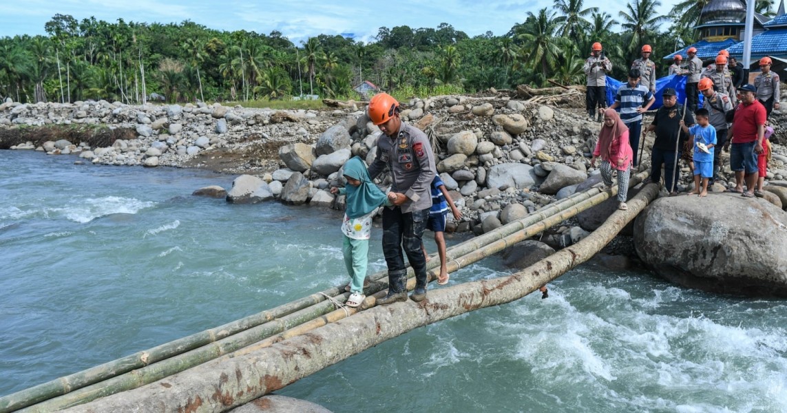 Polri Percepat Pembangunan 2 Jembatan Bailey di Agam