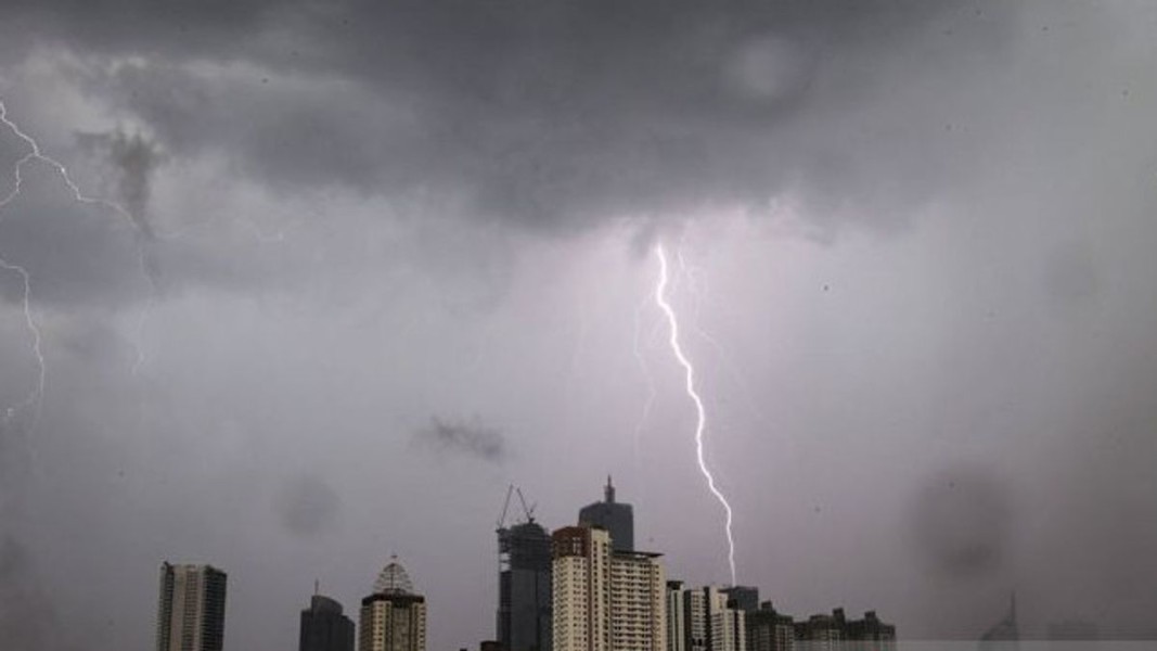 BMKG Peringatkan Hujan Petir di Jakarta Sepanjang Hari, Simak Tips Aman