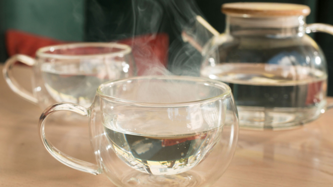 Manfaat Minum Air Putih Hangat Rutin untuk Kesehatan Tubuh